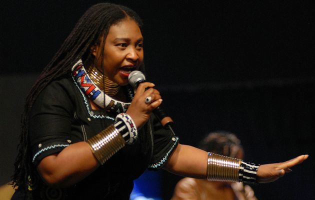 Yvonne Chaka Chaka- Umqombothi Lyrics
